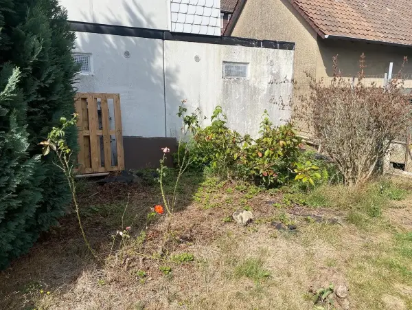 Beetentfernung & Gartengestaltung hinter Garagen – Bild 1