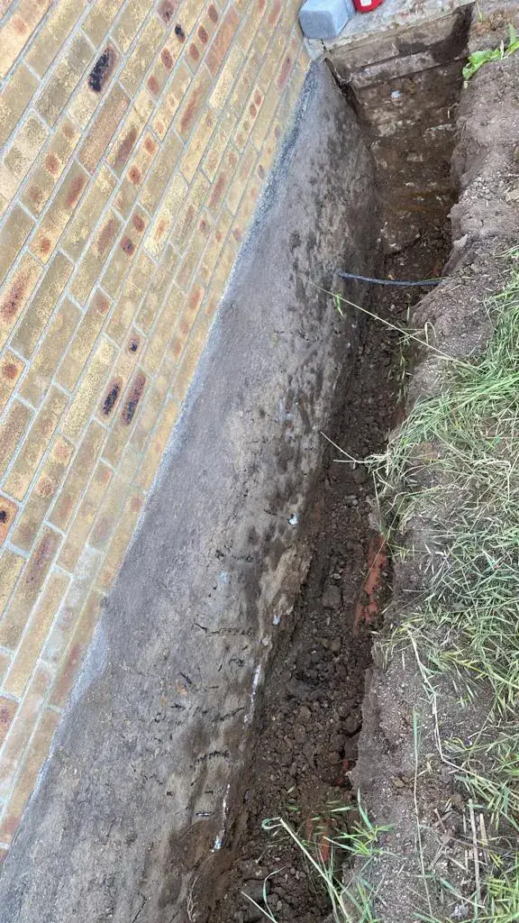 Garagenwand trockengelegt & Beet neu eingefasst – Bild 1