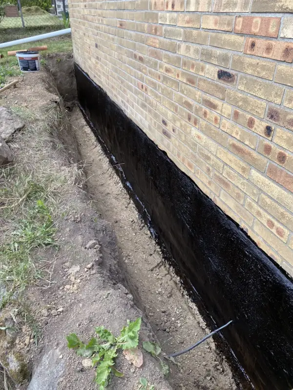Garagenwand trockengelegt & Beet neu eingefasst – Bild 2