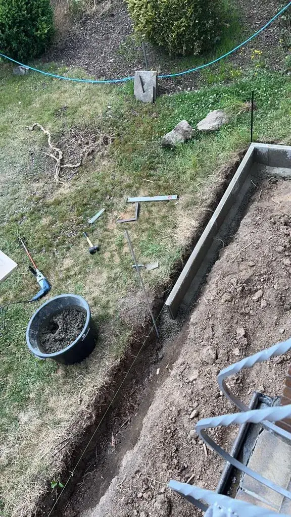 Garagenwand trockengelegt & Beet neu eingefasst – Bild 3