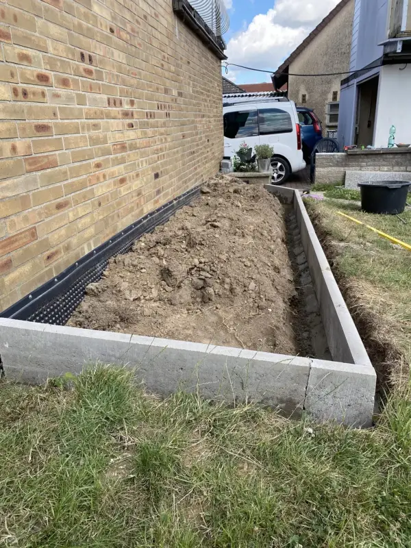Garagenwand trockengelegt & Beet neu eingefasst – Bild 4